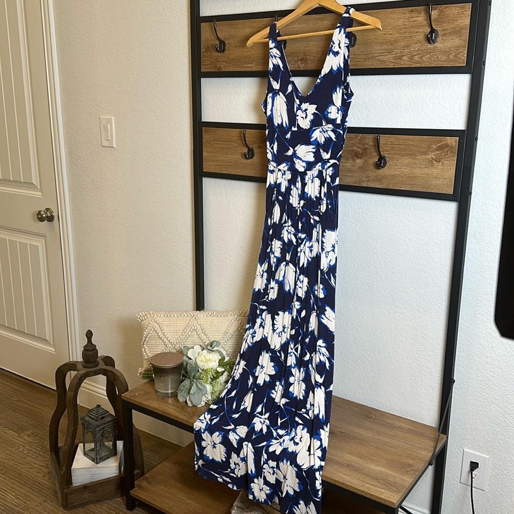 Women’s Adrienne Vittadini stretch blue floral maxi with pockets - size small